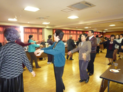 みんな輪になって炭坑節を踊る
