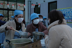 餃子を振舞う当団体メンバー