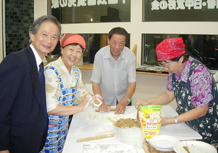 餃子を作る残留孤児と江田五月議員